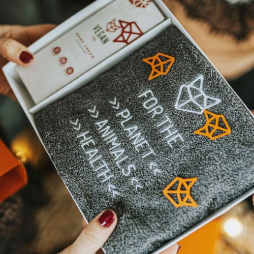 Dāvanu-kaste-Vegan-Fox Dāvanu kaste ar izšūtu dvieli Vegan Fox