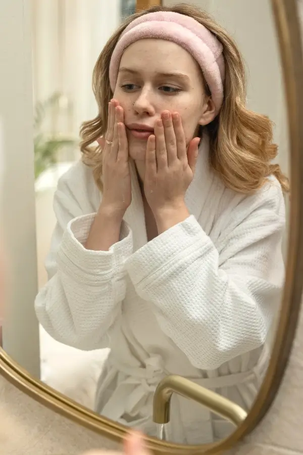 https://vfox.lionssolution.com/wp-content/uploads/2024/04/acne-care-attirosa-zeleja-1.webp